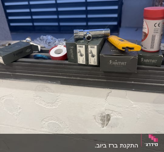 ציוד אינסטלציה כולל קופסאות ברזי זווית של חמת, ברז ניל וסרט טפלון